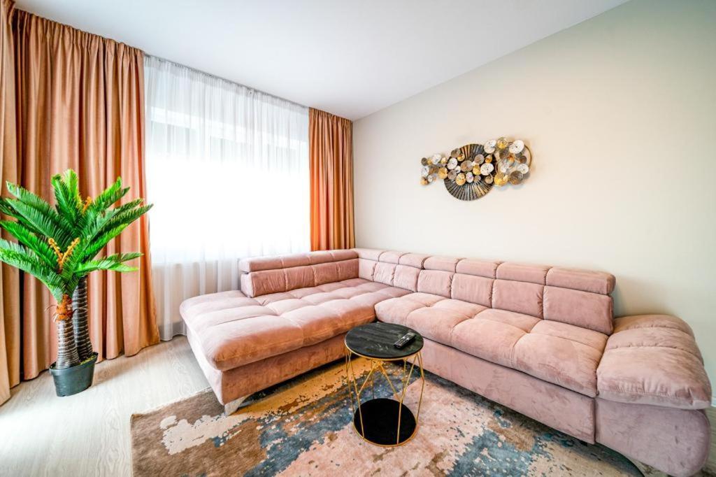 Pink Velvet Rk Ghimbav Lägenhet Exteriör bild